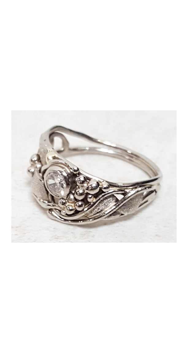 Asymmetrical ring in white gold with diamond