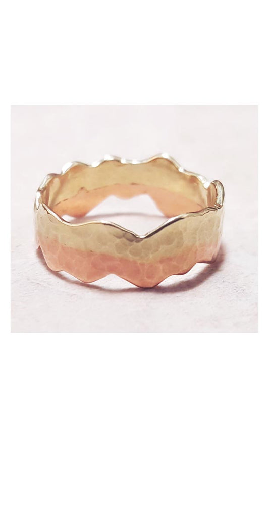 Hammered band in green and rose gold