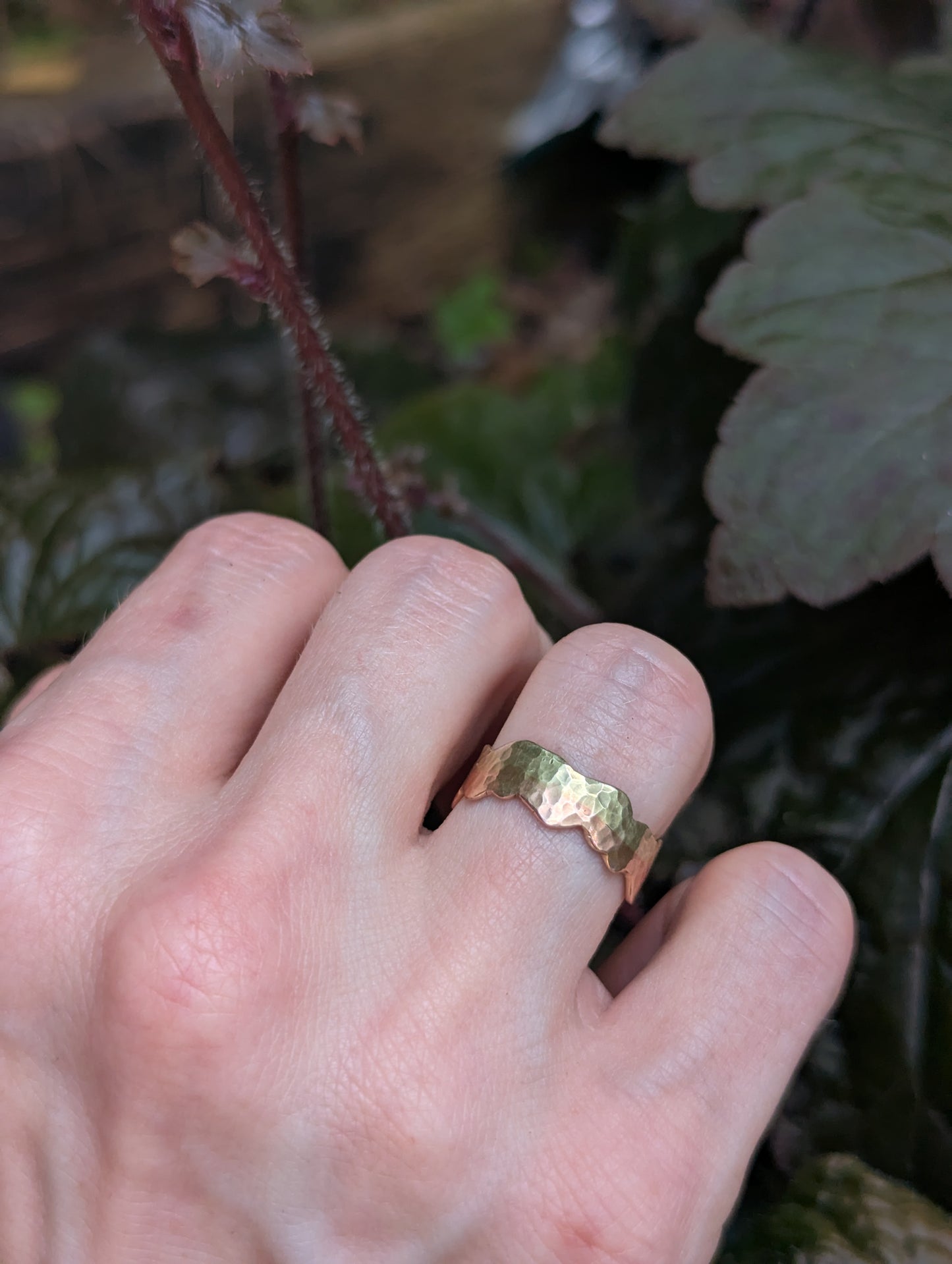Hammered band in green and rose gold
