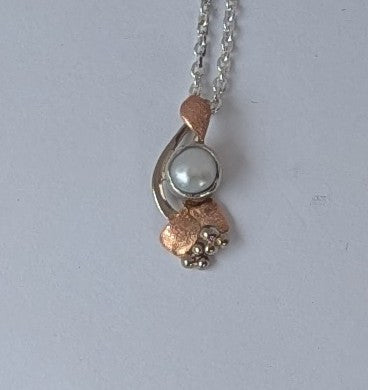 Freshwater pearl set in White and Rose Gold