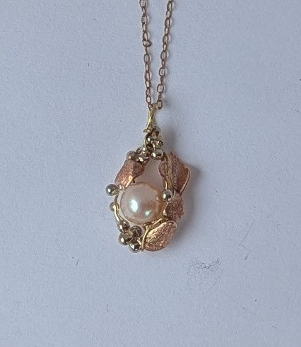 Pink freshwater pearl set in Yellow, Rose and White Gold pendant