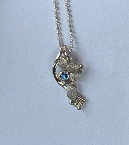 Sapphire set in while gold pendant
