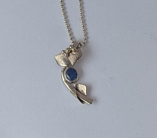Sapphire set in white gold pendant