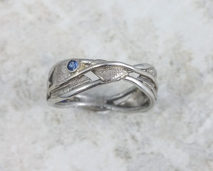 Leaf and vine wavy band in white gold with sapphire accent