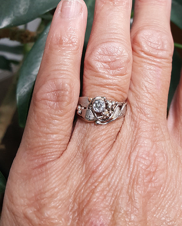 Asymmetrical ring in white gold with diamond