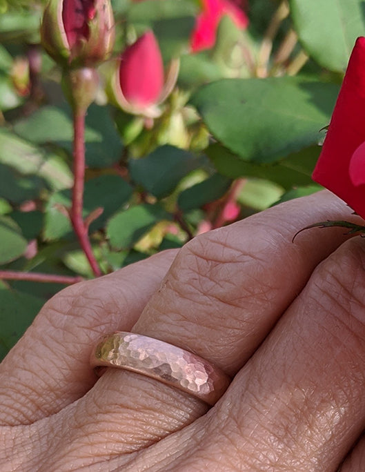 Hammered Band in rose gold