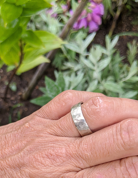 Hammered Band in white gold