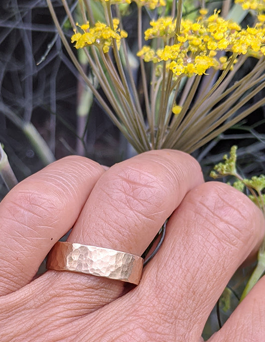 Hammered Band in Yellow Gold
