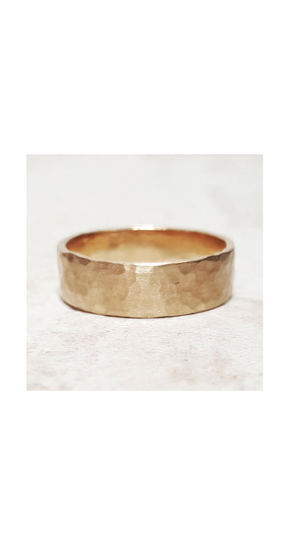 Hammered Band in Yellow Gold