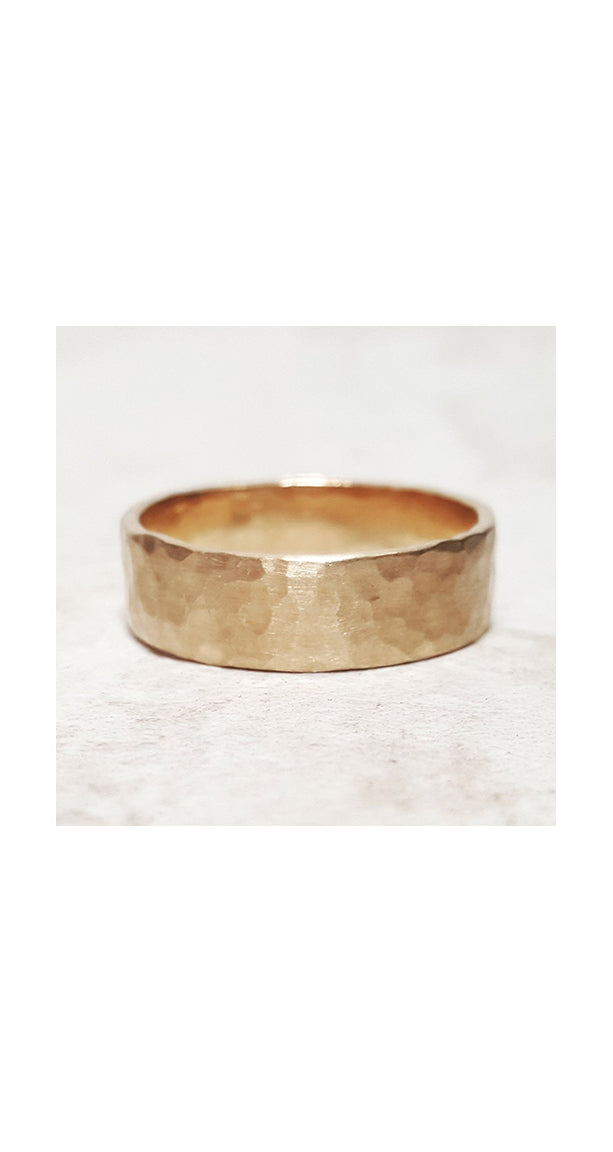 Hammered Band in Yellow Gold