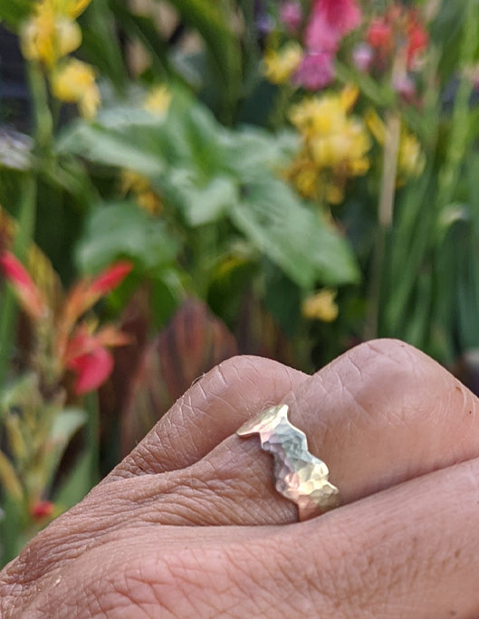 Hammered band in green and rose gold