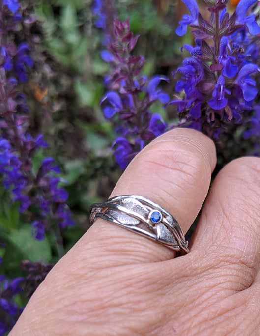 Leaf and vine wavy band in white gold with sapphire accent